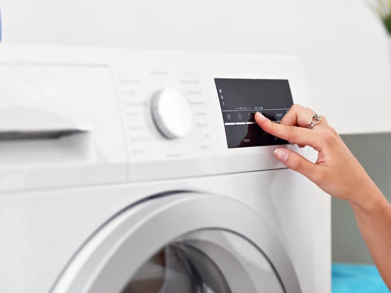 Se la lavatrice buca o strappa i vestiti questo è l’errore che stai commettendo